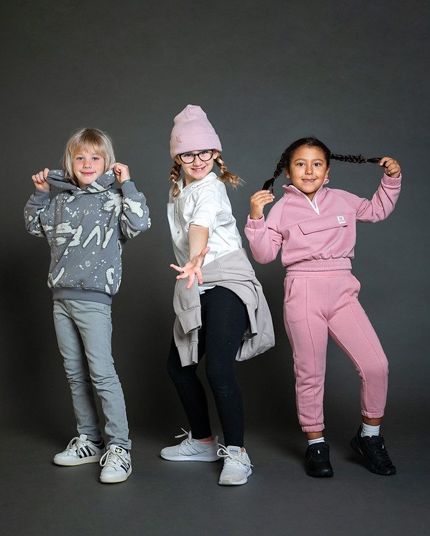 Otroci med plesno igro